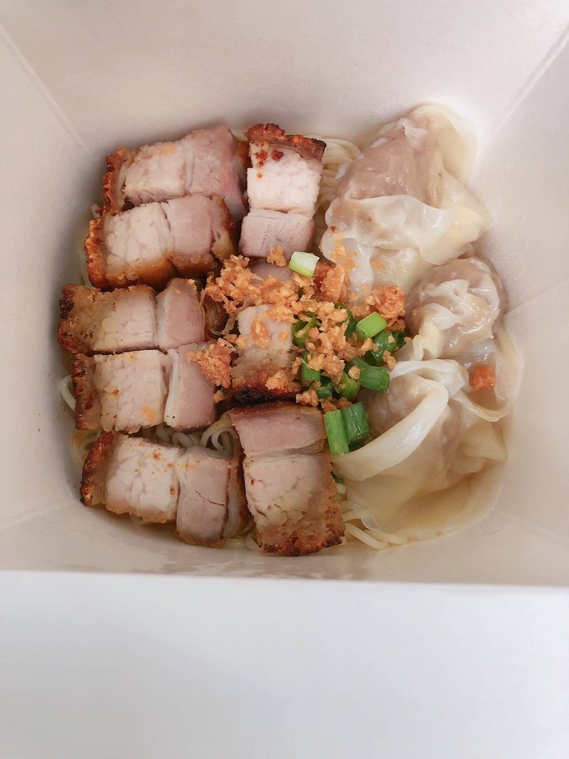 บะหมี่เส้นดี เกี๋ยวอร่อย  หมูกรอบให้เยอะ มันน้อย  ร้านทำสะอาดมากค่ะ 