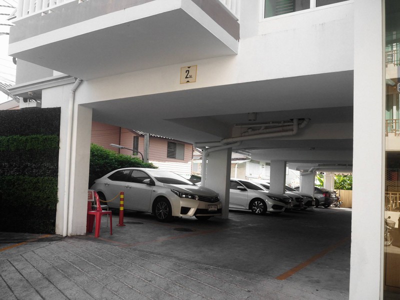 มีที่จอดรถ ประมาณ 7-8 คัน