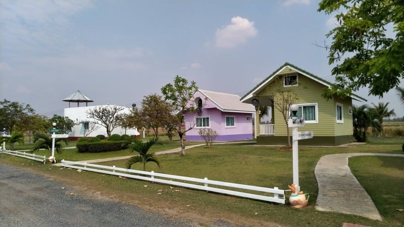 พื้นที่กว้าง บรรยากาศช่วงเช้าสดชื่นมาก มีบ้านพักหลากสีสัน
