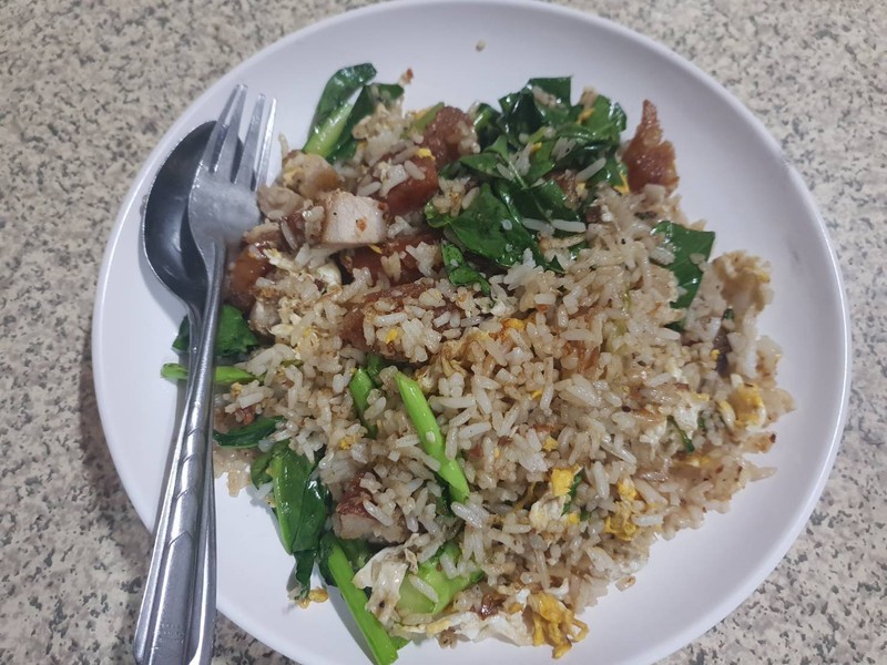 ข้าวผัดคอหมูทอด