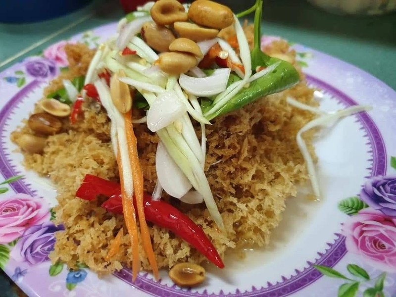 เนื้อปลาดุกทอดจนฟูกรอบ​ ไม่อมน้ำมัน​ ไม่ผสมเกร็ดขนมปัง​ น้ำยำรสชาติเปรี้ยวหวานกำ