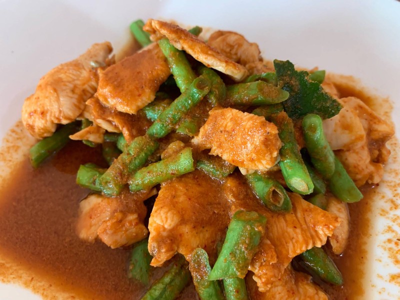 อกไก่ผัดพริกแกง