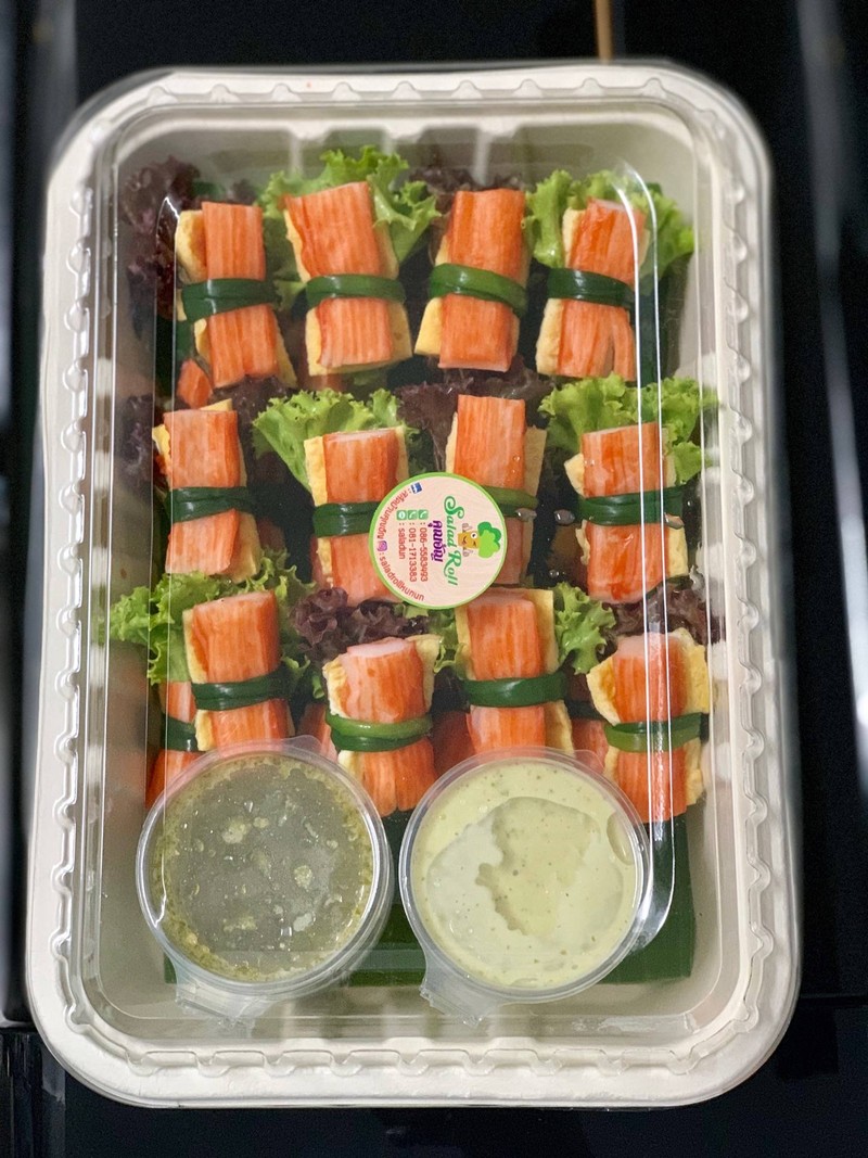 สลัดซูชิปูอัดอร่อยจิงๆค่ะ น้ำจิ้มครีมซีฟู้ด แซบ สดสะอาด ไม่เหมือนใครครบรสจิงๆค่ะ