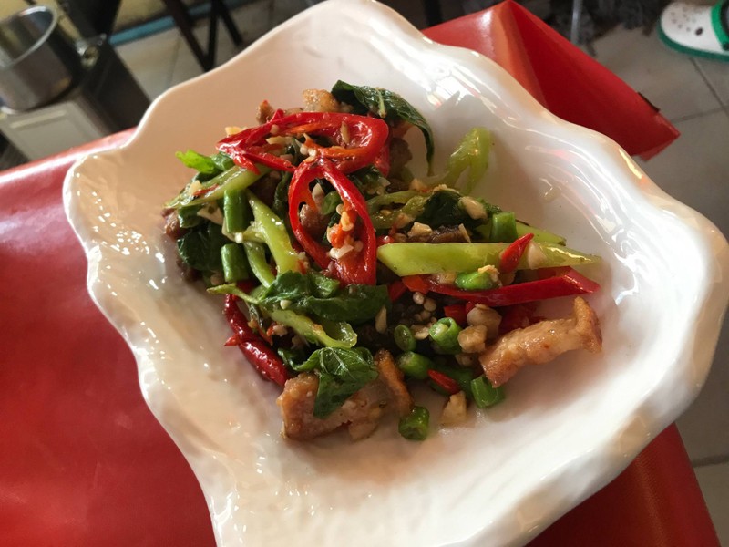 กระเพราหมูกรอบ