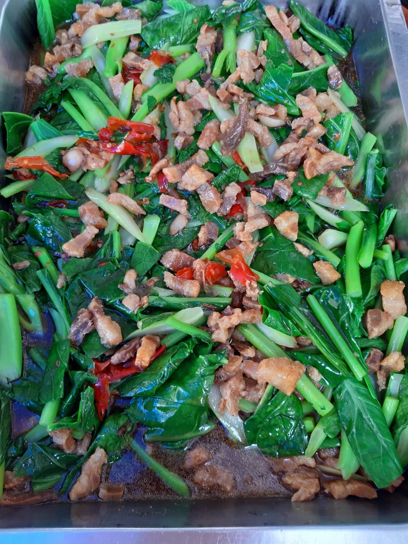 ผัดคะน้าหมูกรอบ มีทุกวันอังคาร