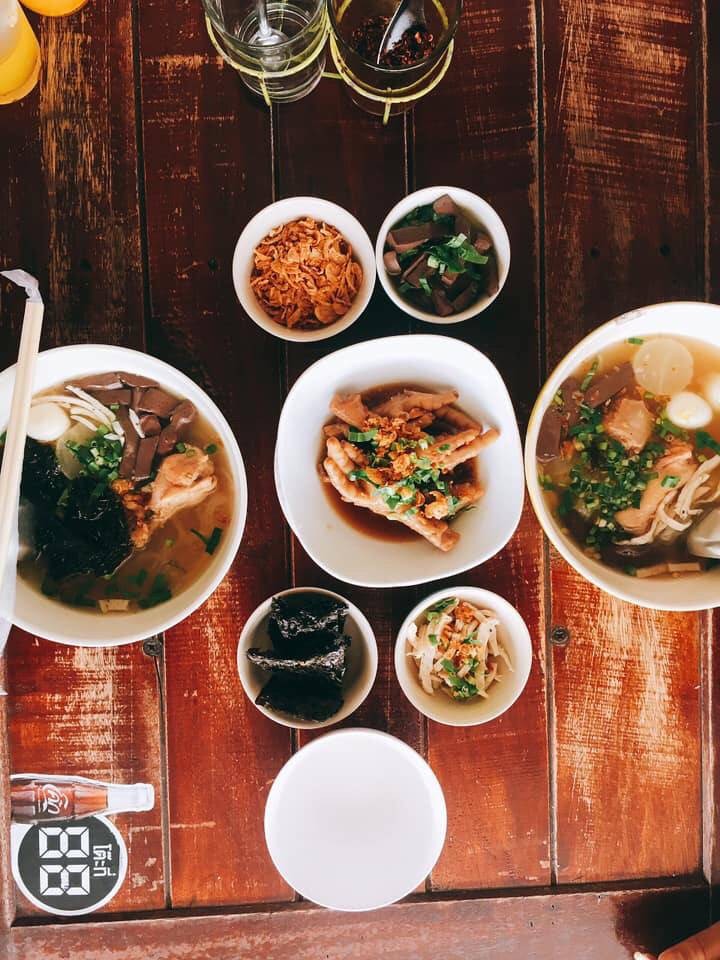 เส้นเหนียวนุ่ม ซุปเข้มข้น เครื่องเคียงอีกเพียบ