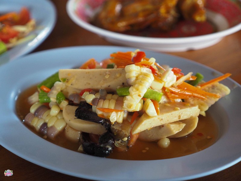 ตำข้าวโพดข้าวเหนียวหมูยอ