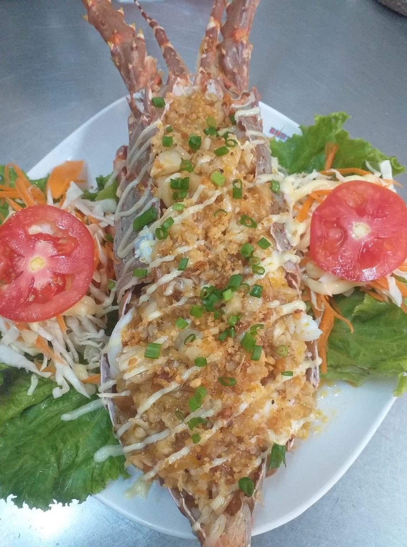 ร้านเบอร์ 10 ชื่อร้านว่า ( MIMI HALAL FOOD) ครับ ราคากันแองแน่นอนครับ