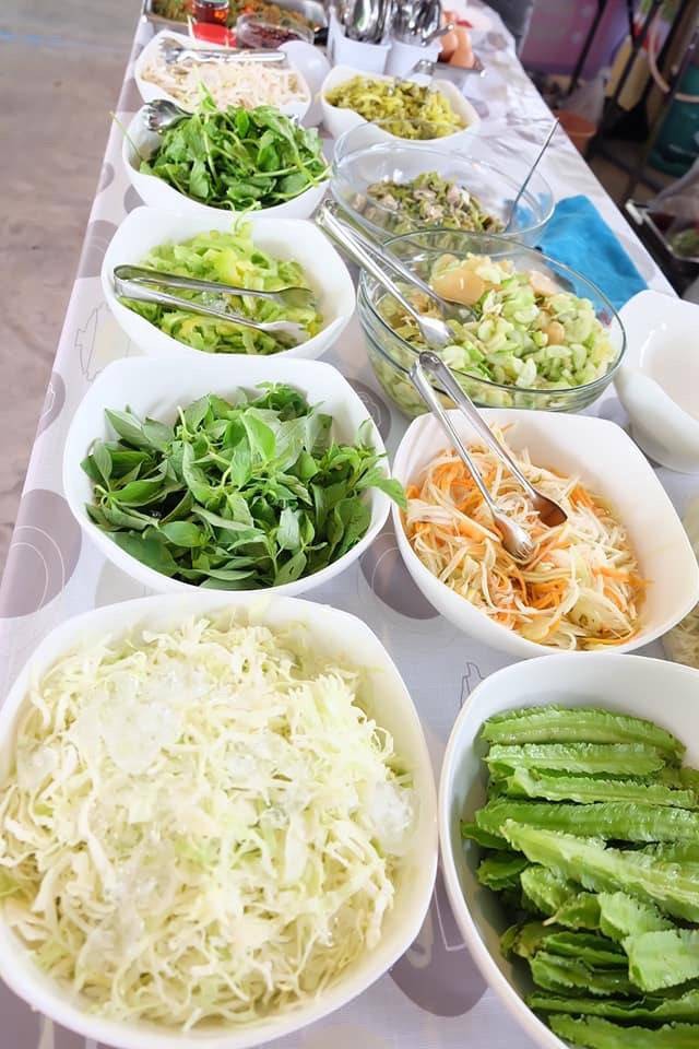 มีผักแถมให้ฟรี 