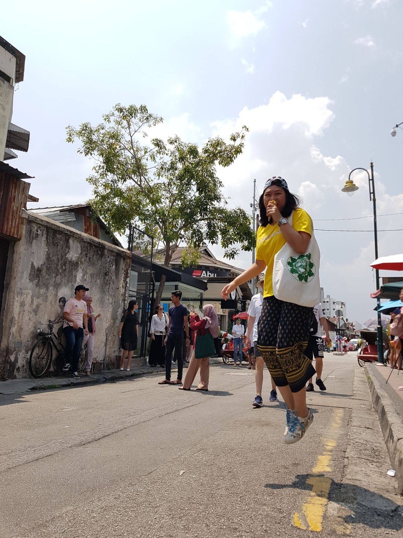 ตอนกลางวัน Street art " Kids on bicycle by Ernest Zacharevic"