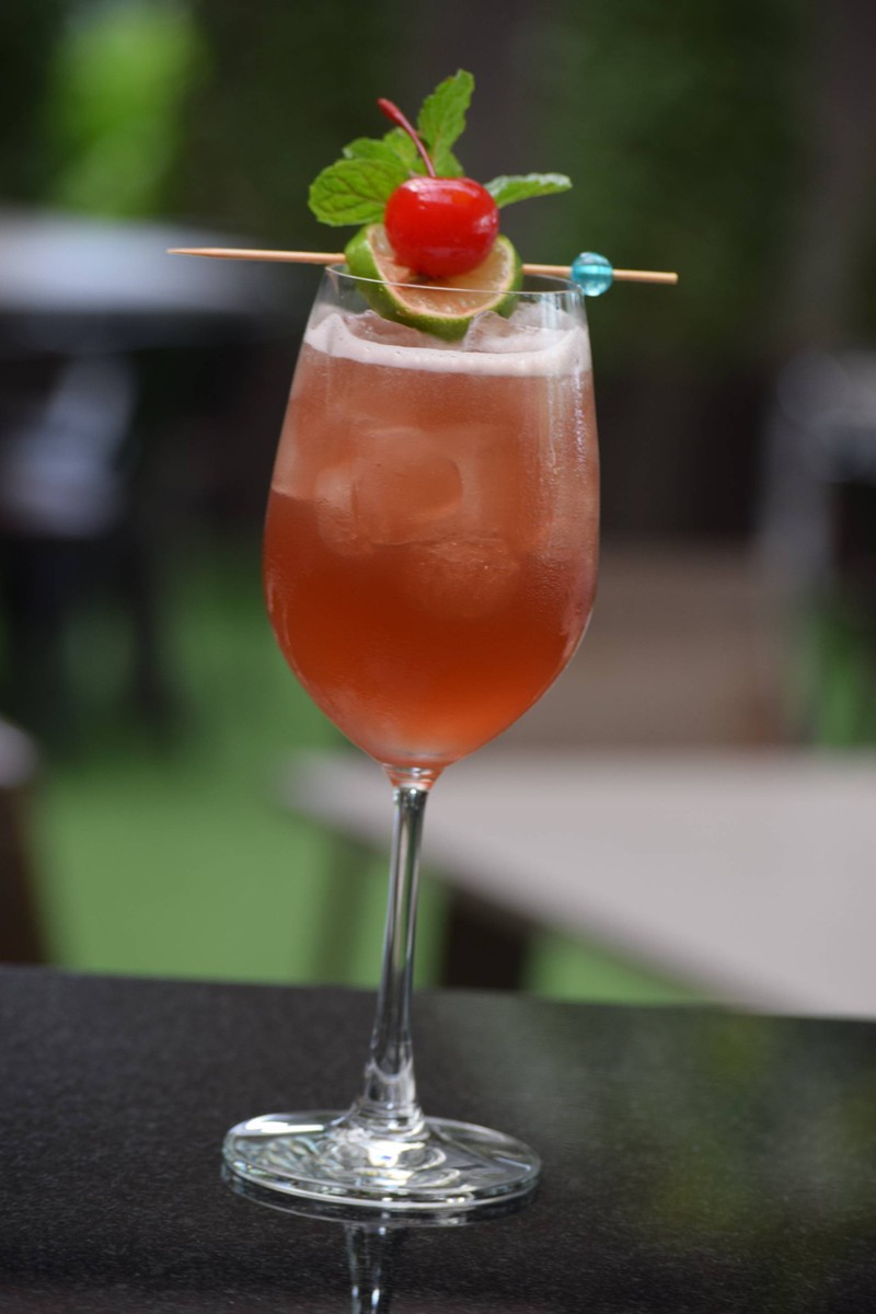 ภายนอกดูดี ภายในโคตรเข้มนะจ๊ะ ค็อกเทลแก้วนี้คออ่อนๆ อย่าได้ลอง เดียวจอดก่อนสนุก