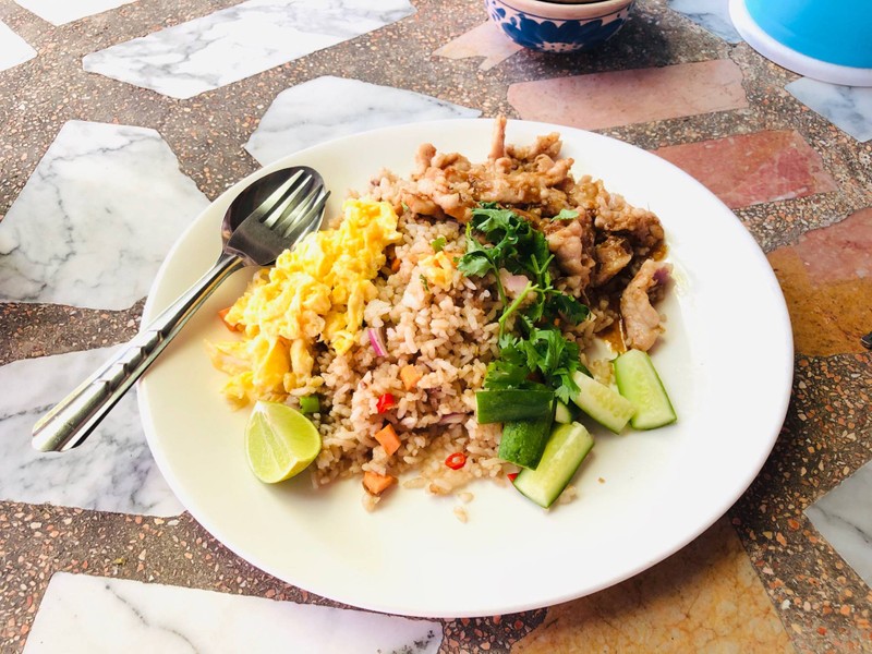 ข้าวผัดกะปิหมูหวานอร่อยดีครับ