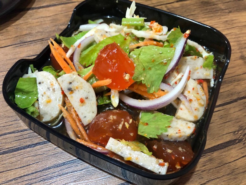 ยำหมูยอไข่แดง