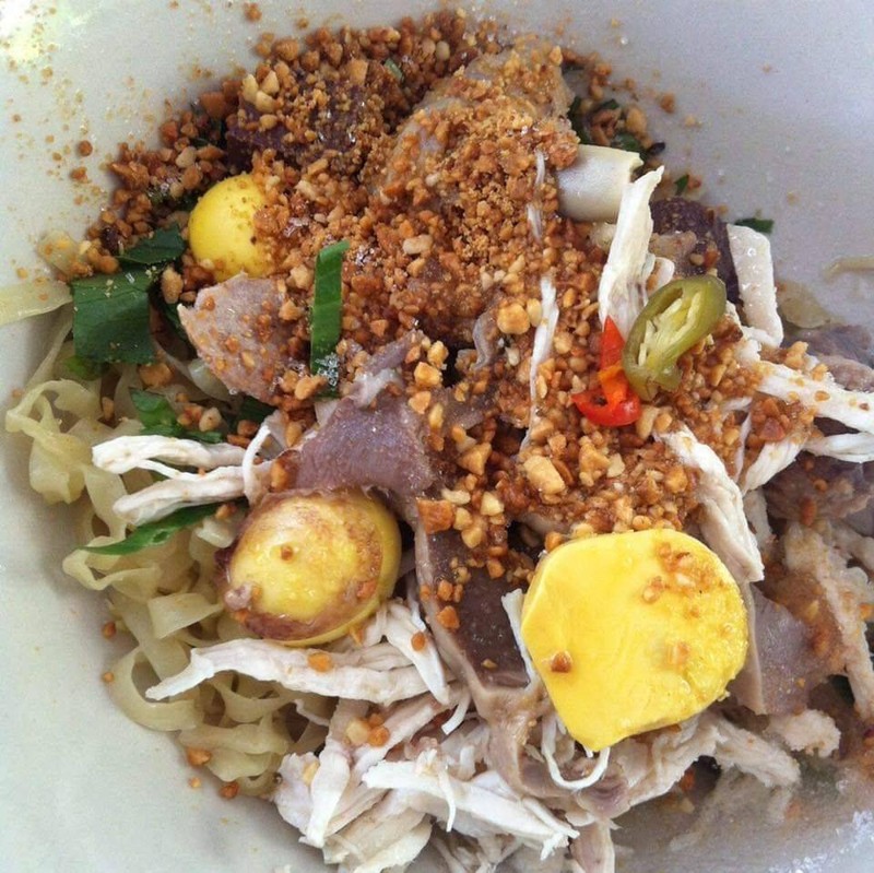 บะหมี่แห้งต้มยำใส่ไข่