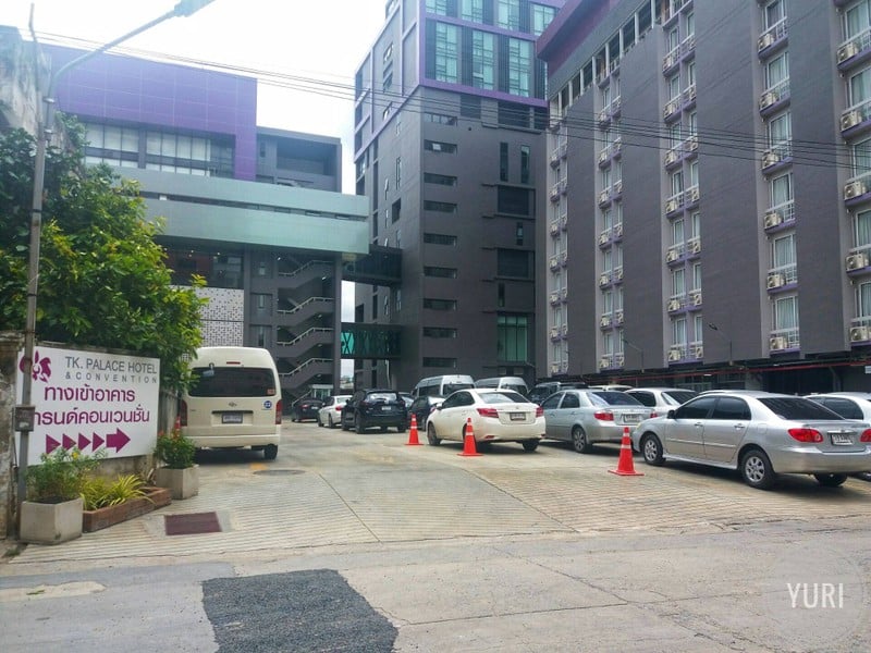 ทางเข้าที่จอดรถด้านหลัง