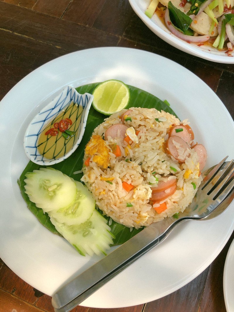 ข้าวผัดใส้กรอก