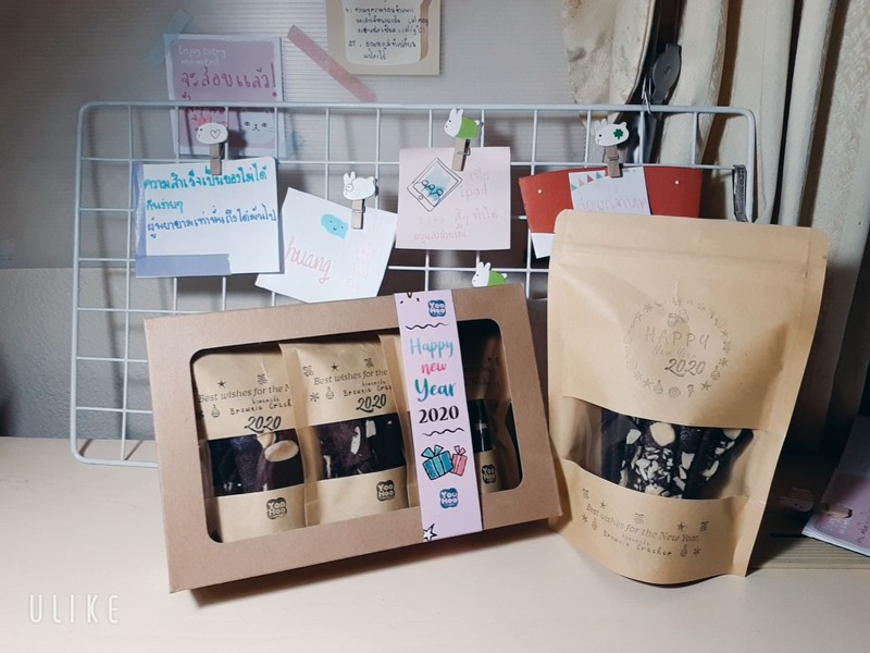 ใกล้เทศกาลปีใหม่เเล้ว  อย่าลืมหาของปีใหม่กันนะคะ แบบกล่อง กล่องละ  120฿  ข้างในก