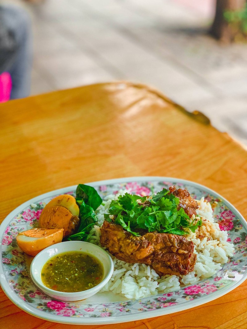 รสชาติกลางๆนะคะ แต่ แนะนำว่า ซี่โครงหมูอ่อน กระดูกอ่อนมากกกกกก 