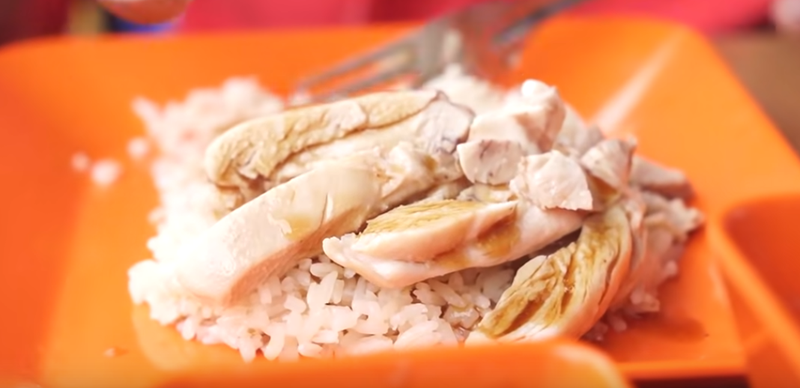 ราดน้ำฉ่ำ ยิ่งทำให้ไก่นุ่มมีรสชาติมากยิ่งขึ้น ใครมาแล้วไม่ลองนี่บอกเลยว่าพลาดมาก