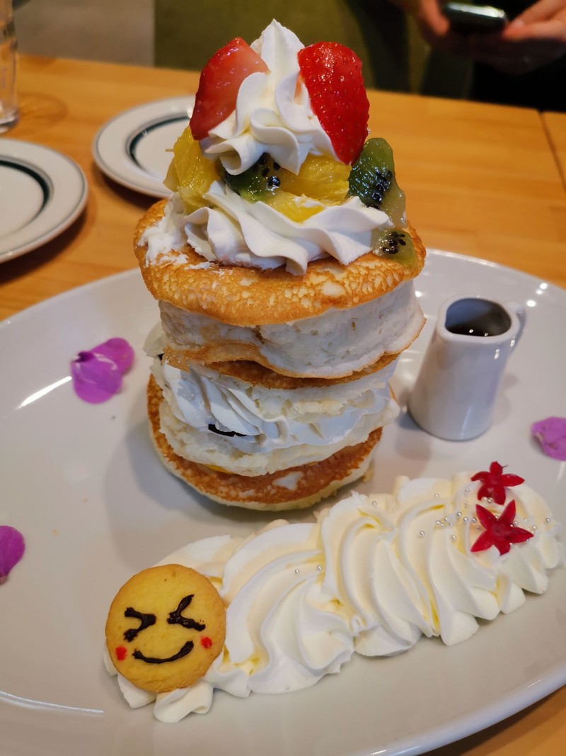 เมนู​พิเศษ​มีสามรสชาติ​ ล่างสุดเป็นไข่ออนเซน ชั้นกลางเป็นช้อคโกแลต​ ชั้นบนเป็น​ 