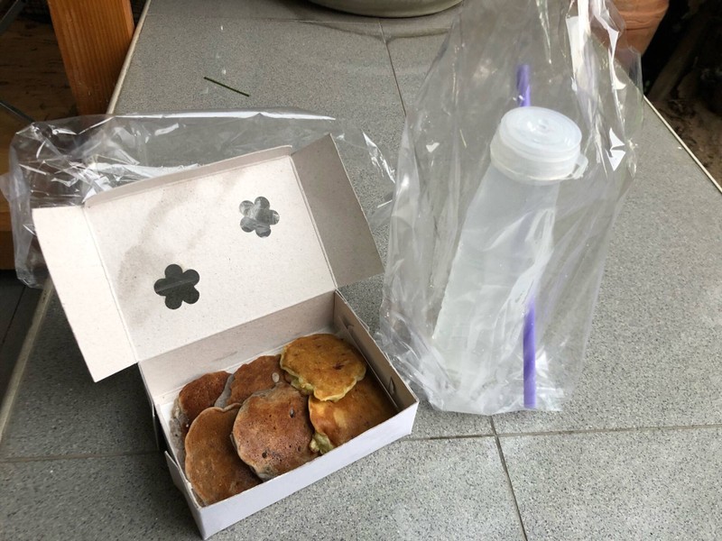 ขนมบ้าบิ่นรวมกับน้ำมะพร้าว