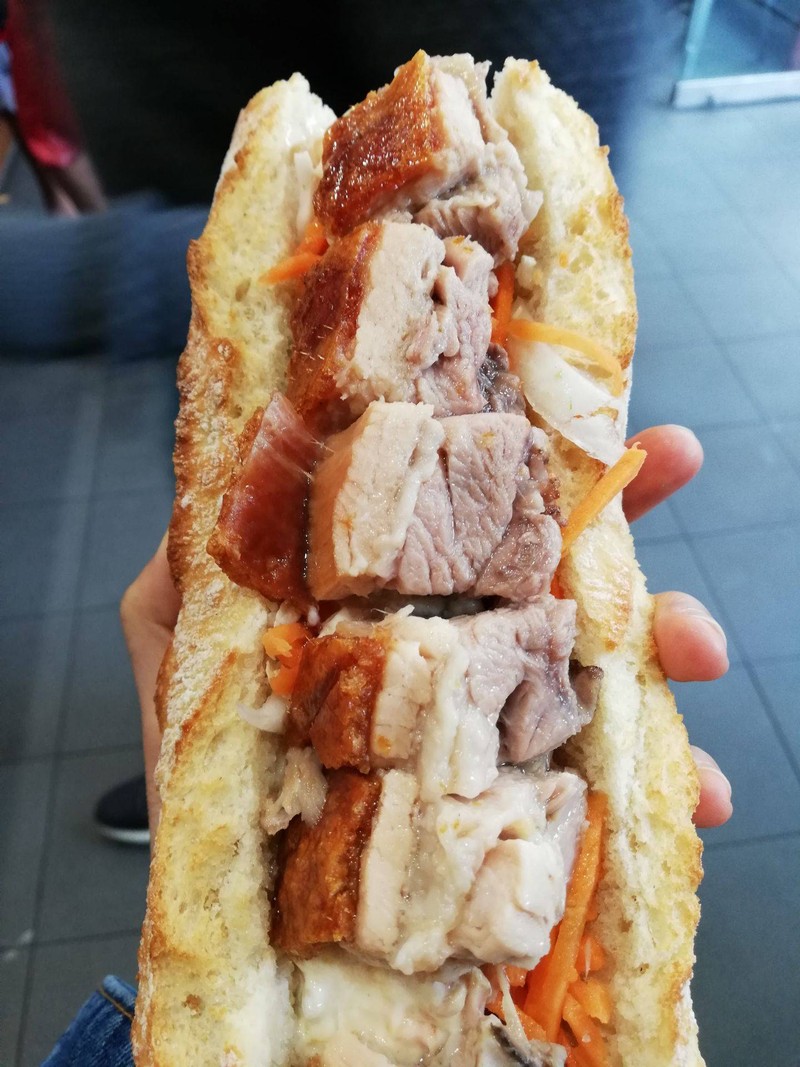 หมูกรอบชิ้นหนา หนังกรอบๆ รสชาติดีหมักด้วย​เครื่องเทศ​