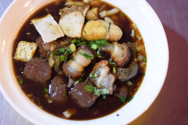 หมูกรอบเป็นจุดเด่นของร้าน และรับประกันความอร่อย!