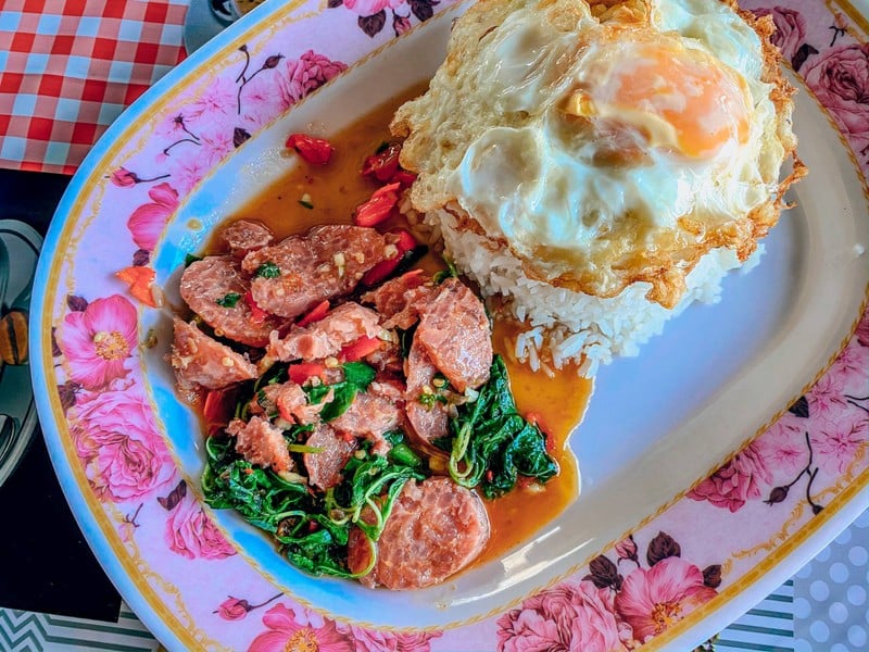กระเพาแหนมไข่ดาว