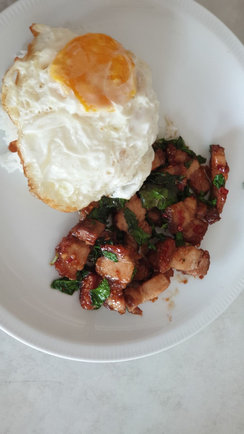 กระเพราหมูกรอบนอกนุ่มใน