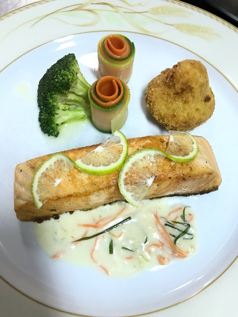 Grilled Norwegian Salmon        570.- 