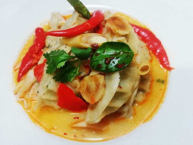 เกี๊ยวซ่านึ่ง บวกกับต้มยำน้ำข้น รสชาติถูกปากคนไทยแน่นอน