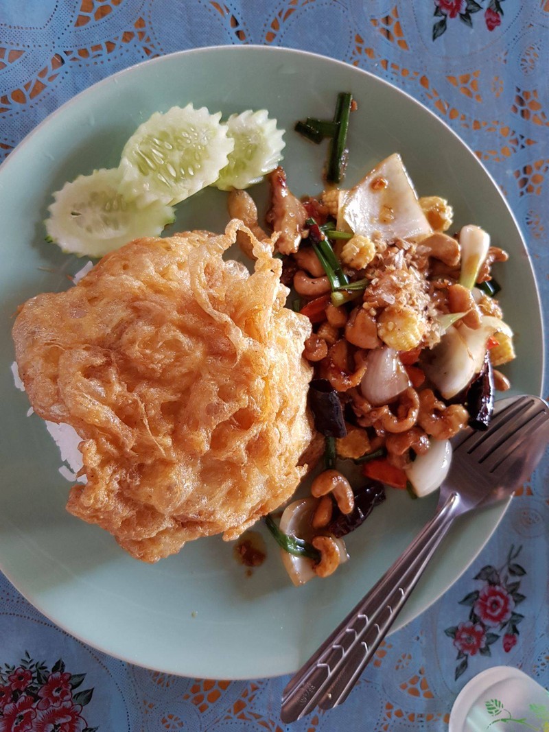 ข้าวได่ผัดเม็ดมะม่วง + ไข่เจียว 75 บาท