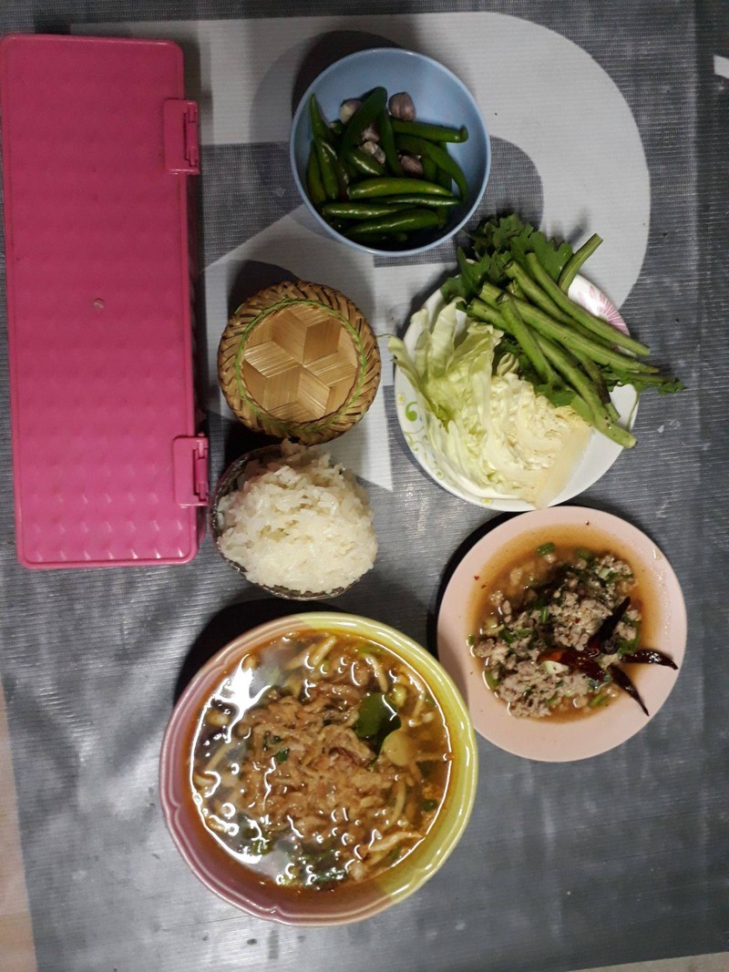 แม่ใจดี พูดเก่ง เป็นกันเองมากครับ อร่อยยๆ