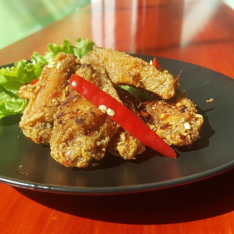 ปีกไก่ทอด คั่วพริก กระเทียม