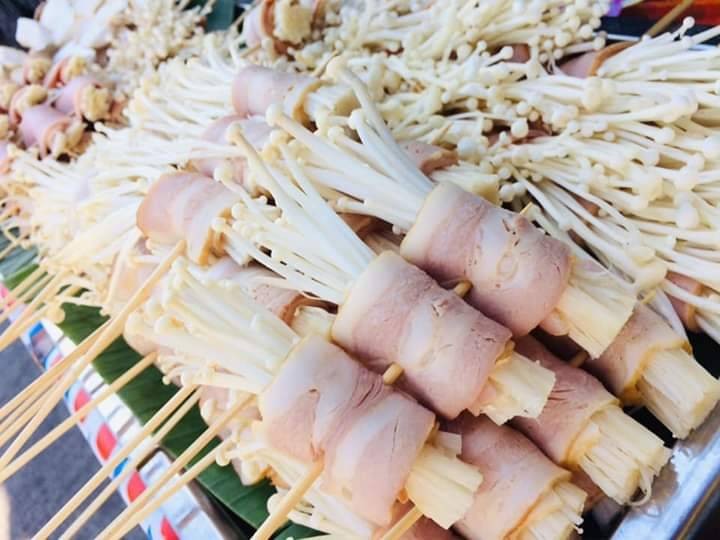 เบคอนหมูร่มควันพันเห็ดเข็มย่างถ่าน น้ำจิ้มซีฟู้ด