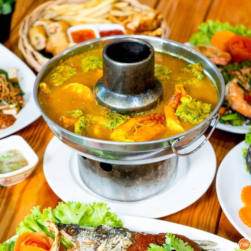 เสิร์ฟร้อนหม้อไฟเดือดปุด ๆ “แกงส้มกุ้งชะอมไข่” (ราคา 220 บาท) เครื่องแกงส้มสูตรเ