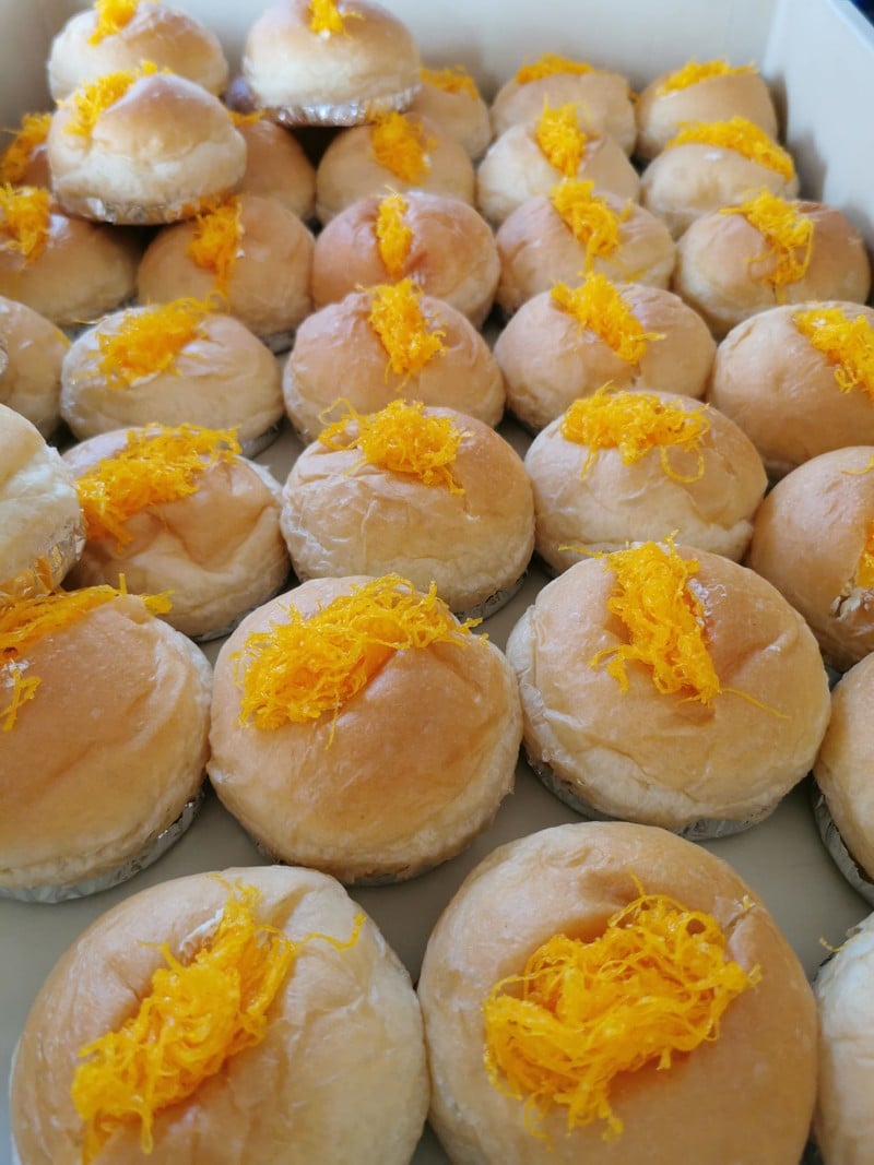 ขนมปังเนยสด สอดไส้ครีมนมและฝอยทอง อร่อย เริ่ด แค่ 10 บาท