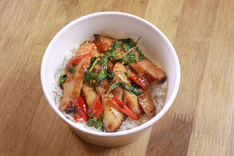 สร้างสรรค์จากคอหมูรสออริจินอลผัดกับเครื่องกะเพราบนกระทะร้อนๆ