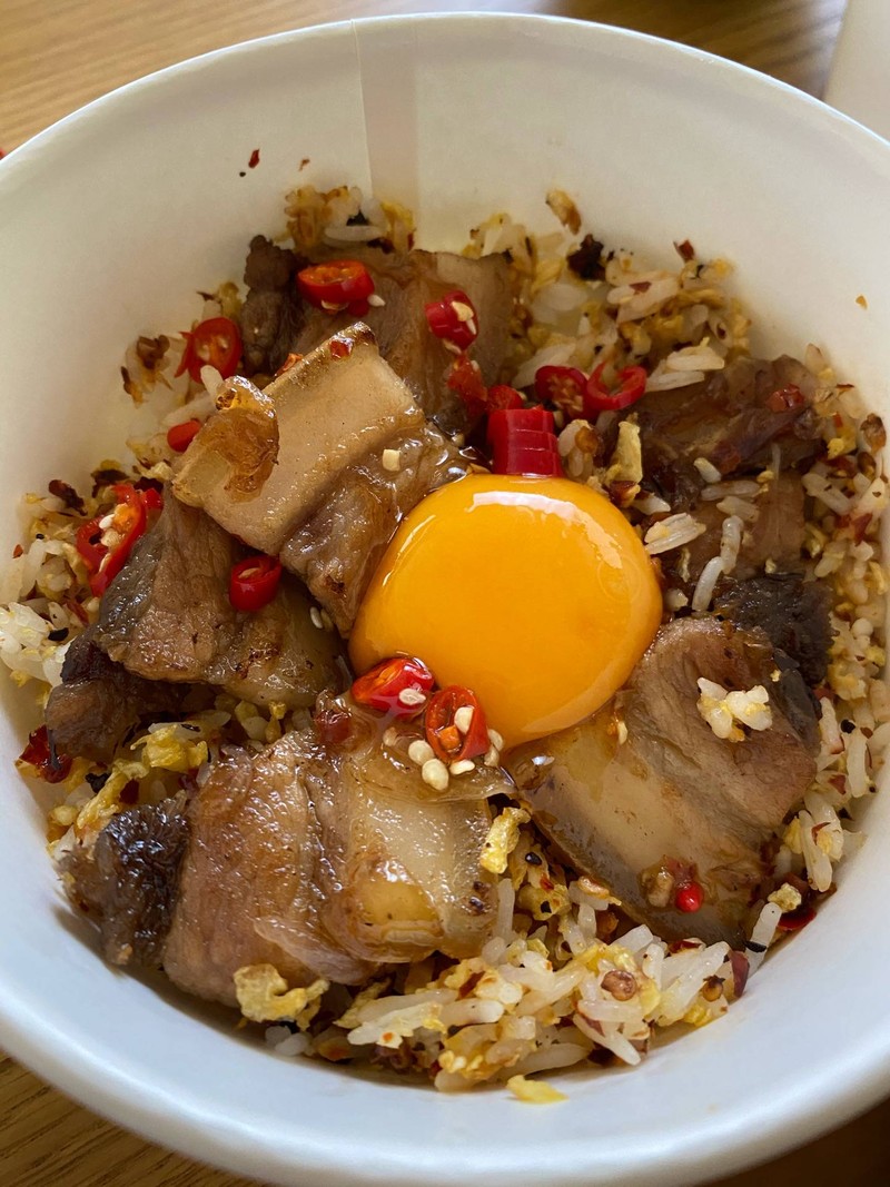 ข้าวผัดไต้ฝุ่นหน้าหมูหวานสูตรโฮมเมท