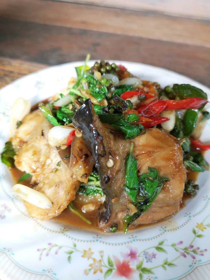 เมนูตามสั่งไม่มีก้างปลาดุกชิ้นใหญ่รสชาติดีค่ะ