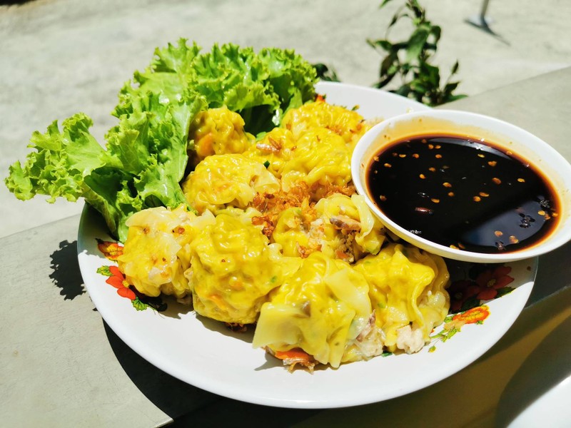 เมนูขนมจีบไก่เห็ดหอม 5 ลูก 40 บาท ใส้แน่นคำโต น้ำจิ้มแซ่บเข้ากั๊นเข้ากัน อาโหร่ย