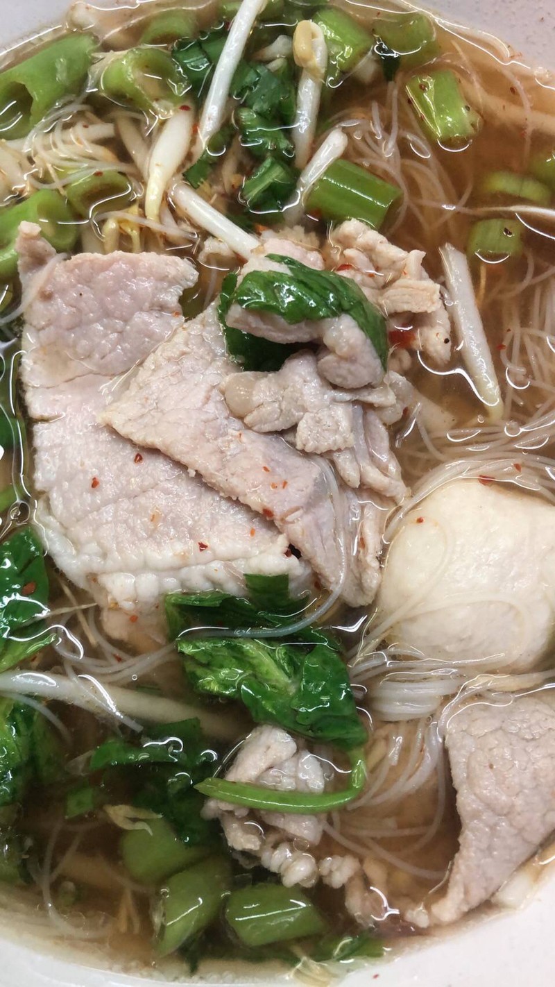 หมี่ขาวหมูนุ่ม+ ลูกชิ้นหมู