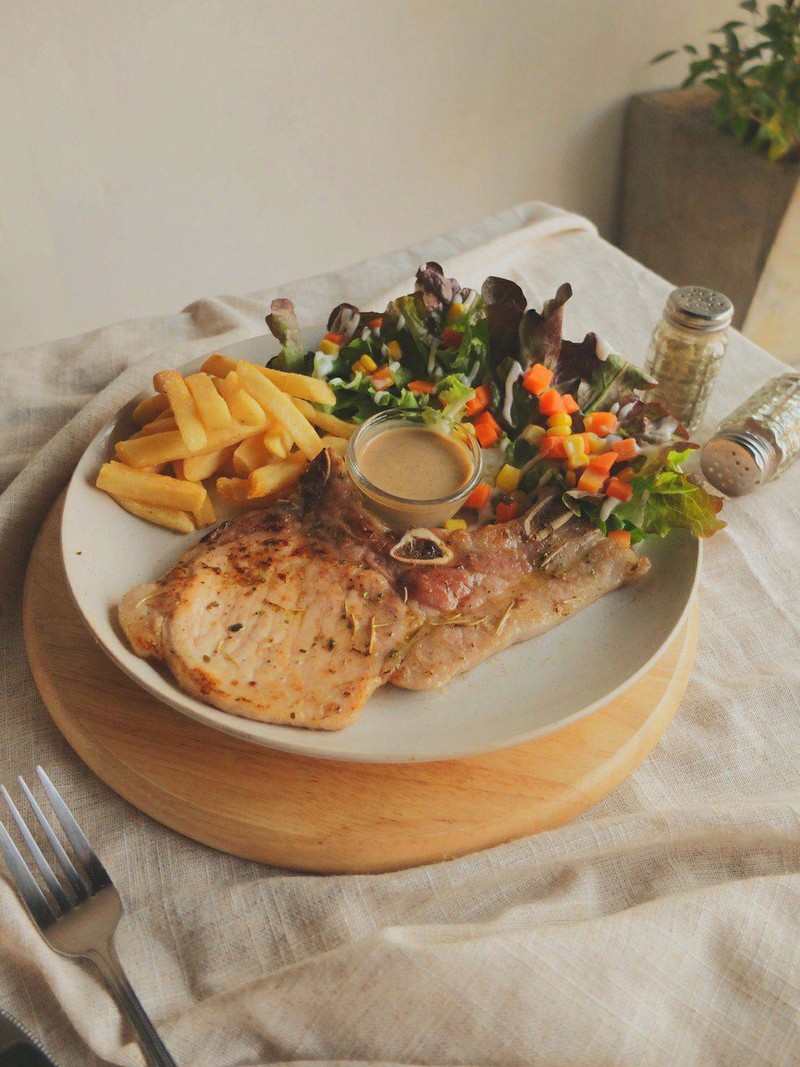 พอร์คชอพเสริ์ฟกับเฟรนฟรายและสลัดผัก