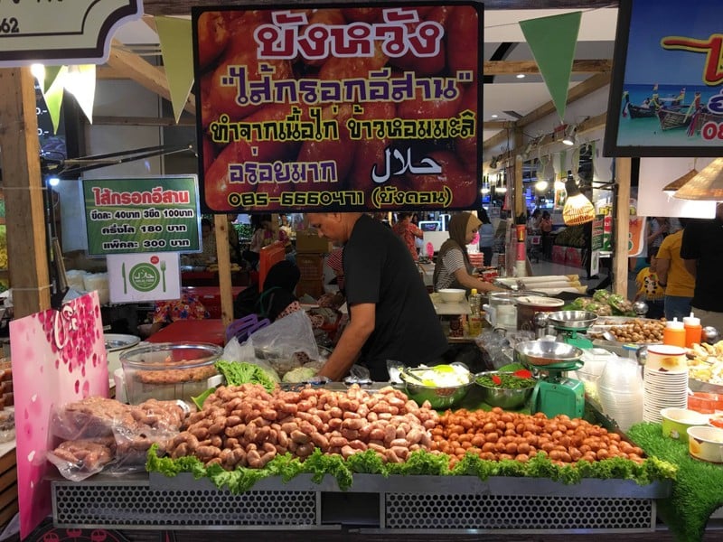 ไส้กรอกอีสาน ข้าวน้อยไก่เยอะ มีแบบเปรี้ยวและไม่เปรี้ยว