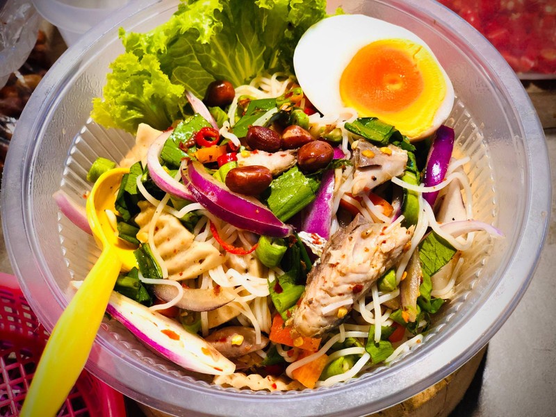 ยำขนมจีนปลาทู หมูยอ ไข่ต้ม ~ปลาร้า/ไม่ปลาร้า 