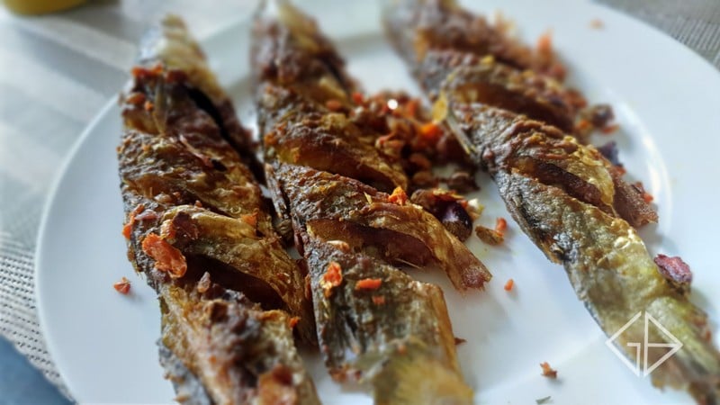 ปลากระบอกทอดขมิ้น : กรอบๆ แห้งดี ไม่อมน้ำมัน หอมดีจ๊ะ