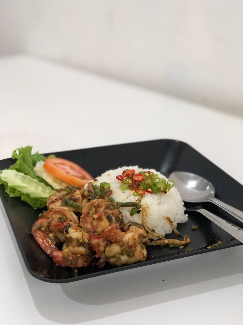 (คั่ว)กุ้งผัดพริกเกลือราดข้าว คืออร่อยล้ำมากก กุ้งตัวใหญ่ ปรุงรสมาอย่างแซ่บ ใครส