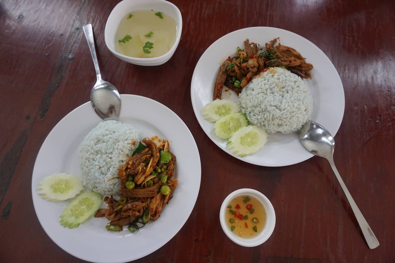 อร่อยถึงเครื่องมากกกก ทั้งผัดพริกแกง และผัดกะเพรา คือเป็ดเค้าอร่อย ไม่มีกลิ่นสาป