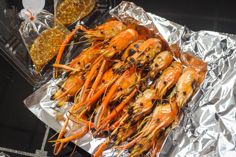 กุ้งเผาห๊อมหอมจากเตา พร้อมน้ำจิ้มแซ่บๆค่ะ