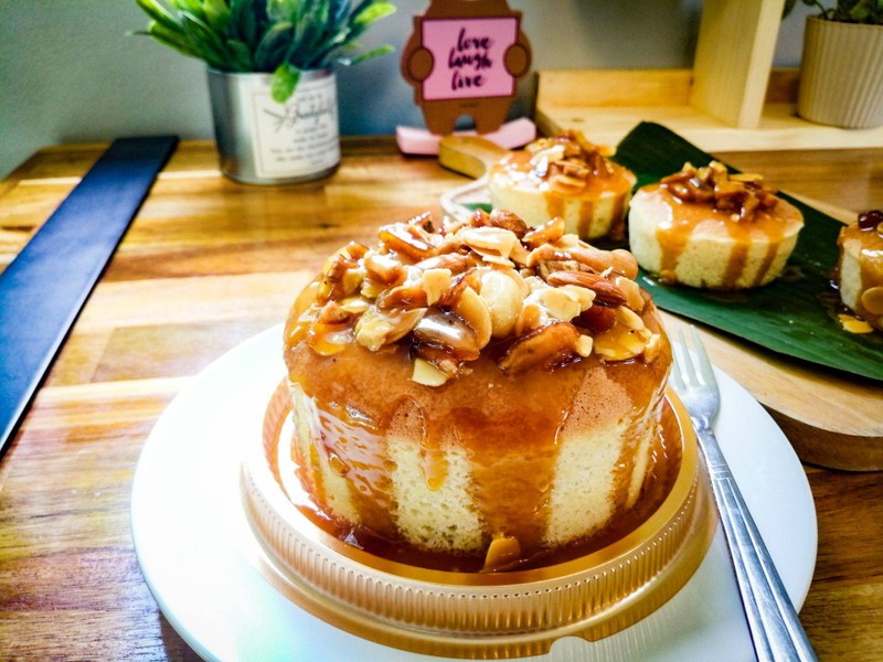 ตัวเค้กจะเป็นเค้กชิฟฟ่อนกล้วยหอมที่หอมนุ่มละมุนไม่เหมือนเค้กกล้วยหอมทั่วไปจากการ